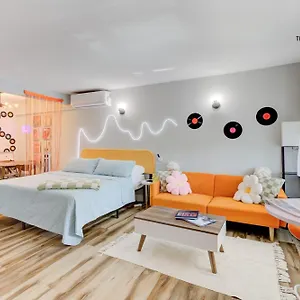 The Moose #10 - Stylish Loft With King Bed, Free Parking & Wi-fi Appartamento